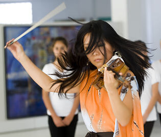 Concert Violinist Performs at Four Wonders of the World Gala