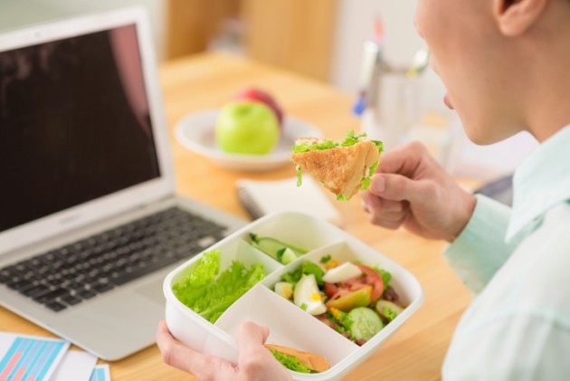 eating-in-front-of-your-computer